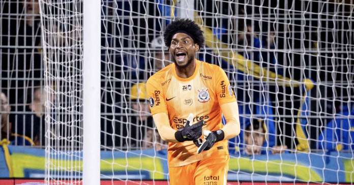Hugo Souza sofre racismo em jogo do Corinthians na Libertadores