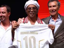 Ronaldinho Gaúcho pode voltar aos gramados após 11 anos e mira 300º gol