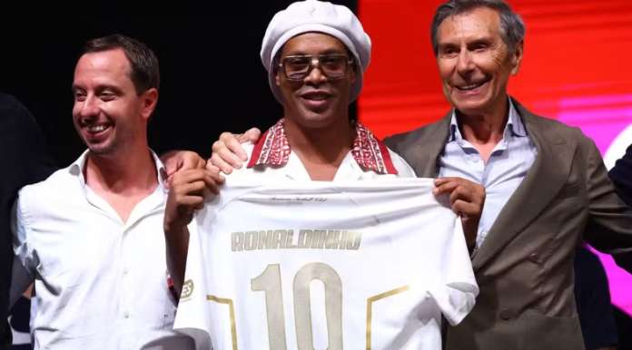 Ronaldinho Gaúcho pode voltar aos gramados após 11 anos e mira 300º gol