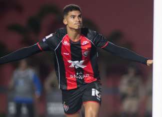 Vitória goleia Athletico-PR e avança às quartas da Copa do Brasil