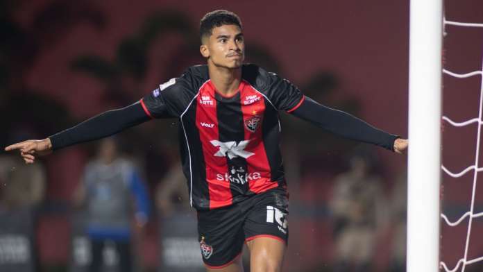 Vitória goleia Athletico-PR e avança às quartas da Copa do Brasil
