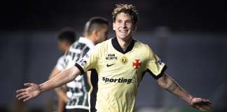 Vasco dá show, goleia o Coritiba e ganha fôlego no Brasileirão