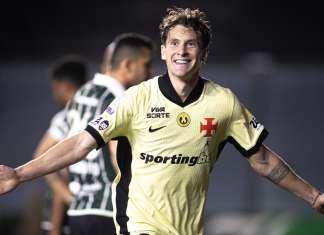 Vasco dá show, goleia o Coritiba e ganha fôlego no Brasileirão
