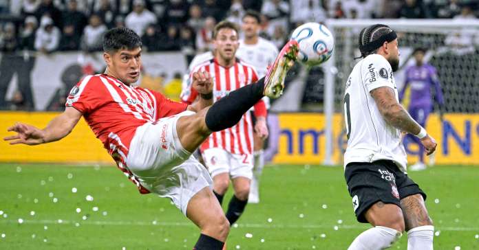 Depay perde pênalti no fim e Corinthians cai da Libertadores