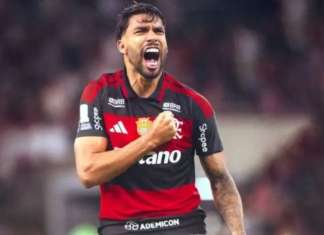 Flamengo retoma liderança do Brasileirão com vitória sobre o Corinthians
