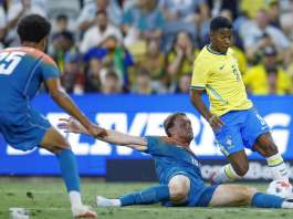 4-2-4 não conecta setores, Brasil trava e sofre contra a Austrália