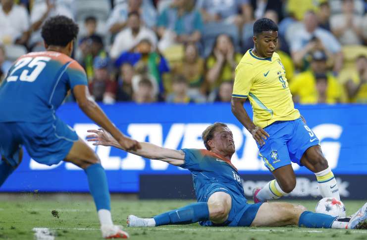 4-2-4 não conecta setores, Brasil trava e sofre contra a Austrália