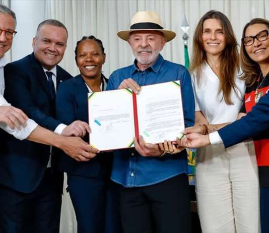 Lula sanciona lei de incentivo ao desenvolvimento do futebol feminino
