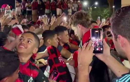 Flamengo chega a Belém com festa de torcedores antes de encarar o Remo