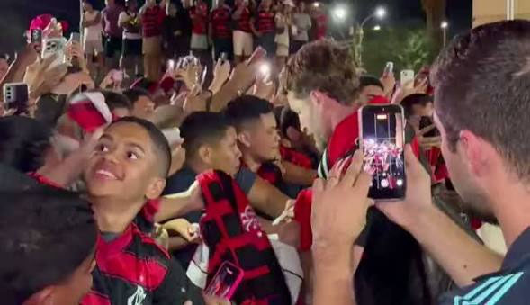 Flamengo chega a Belém com festa de torcedores antes de encarar o Remo