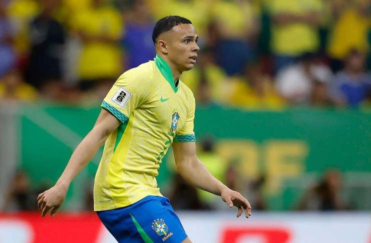 Wesley é cortado por lesão e Vanderson é chamado por Ancelotti