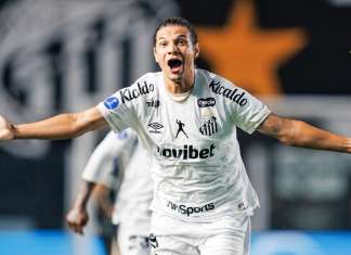 Santos vence o Atlético, abre vantagem e fica perto da semifinal