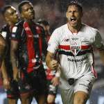 São Paulo vence o Vitória com dois gols de Calleri e retorno de Lucas