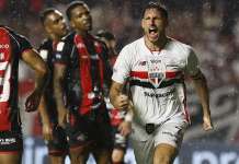 São Paulo vence o Vitória com dois gols de Calleri e retorno de Lucas