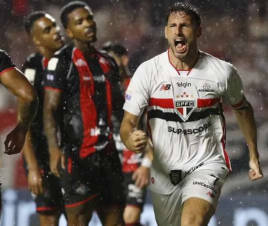 São Paulo vence o Vitória com dois gols de Calleri e retorno de Lucas