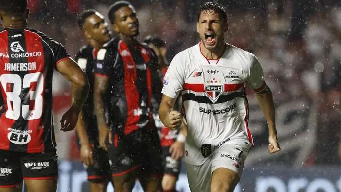 São Paulo vence o Vitória com dois gols de Calleri e retorno de Lucas