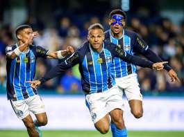 Grêmio vence no fim, ultrapassa Corinthians e respira no Z-4