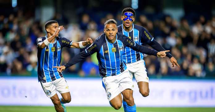 Grêmio vence no fim, ultrapassa Corinthians e respira no Z-4