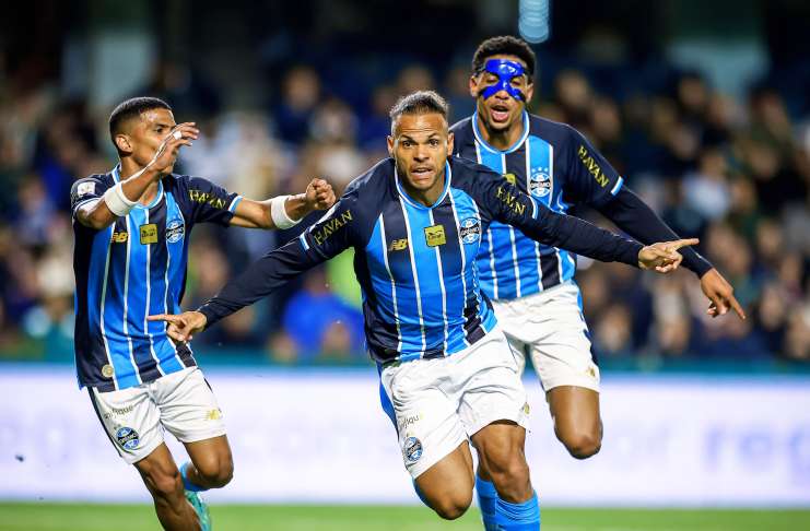 Grêmio vence no fim, ultrapassa Corinthians e respira no Z-4