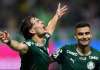 Palmeiras goleia Corinthians e segue vivo na disputa pelo Brasileirão