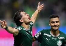 Palmeiras goleia Corinthians e segue vivo na disputa pelo Brasileirão