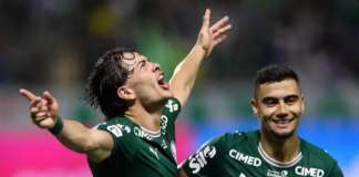 Palmeiras goleia Corinthians e segue vivo na disputa pelo Brasileirão