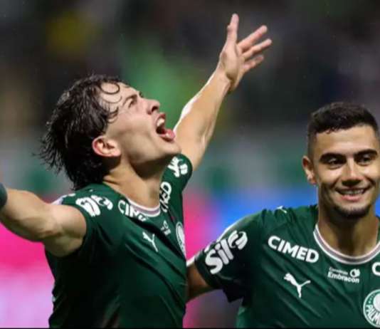 Palmeiras goleia Corinthians e segue vivo na disputa pelo Brasileirão