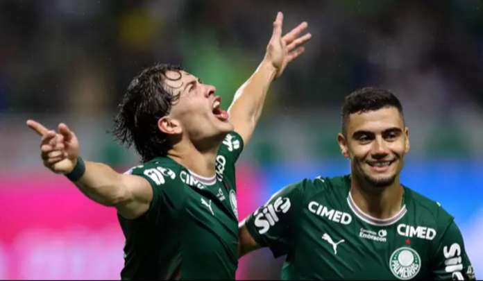Palmeiras goleia Corinthians e segue vivo na disputa pelo Brasileirão