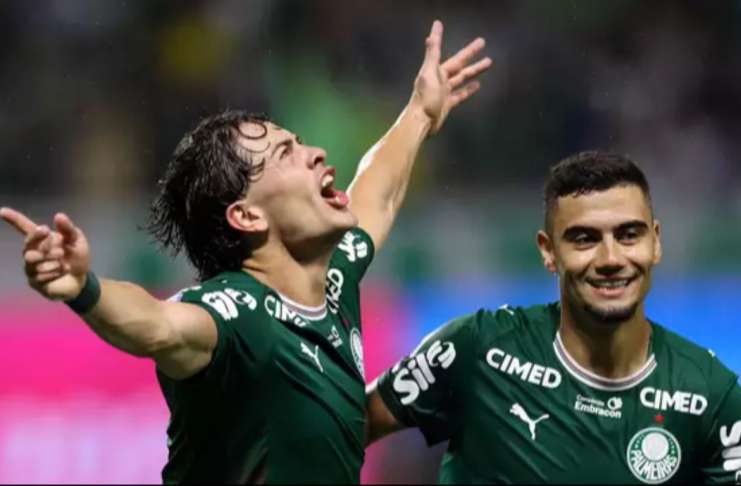 Palmeiras goleia Corinthians e segue vivo na disputa pelo Brasileirão