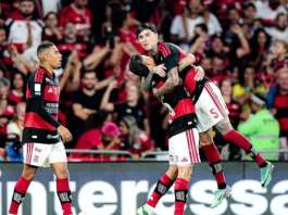 Flamengo vence Fluminense e mantém liderança do Brasileirão