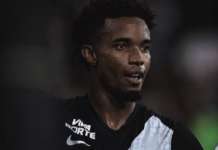 Thiago Mendes, do Vasco, sofre ataques racistas após provocação