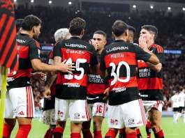 Flamengo marca de pênalti aos 98 minutos e retoma liderança