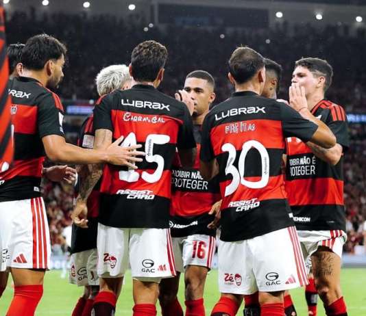 Flamengo marca de pênalti aos 98 minutos e retoma liderança