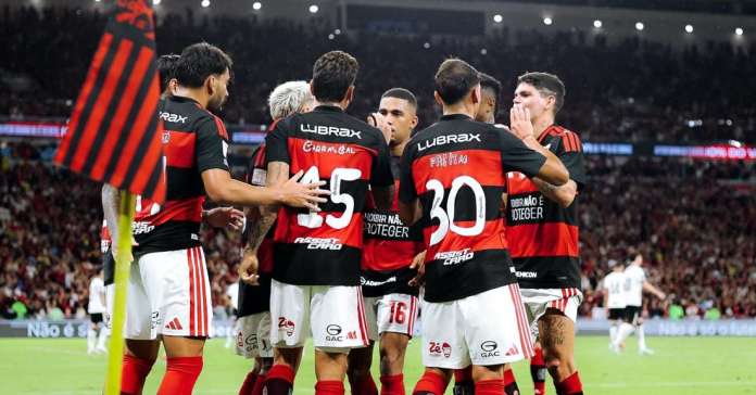 Flamengo marca de pênalti aos 98 minutos e retoma liderança