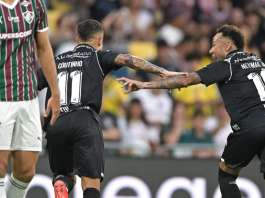 Com protagonismo de Neymar e Coutinho, Santos vira sobre o Fluminense