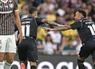 Com protagonismo de Neymar e Coutinho, Santos vira sobre o Fluminense