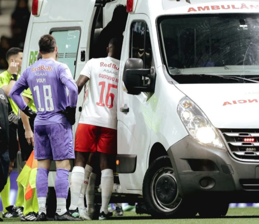 Zagueiro do Bragantino recebe alta após choque de cabeça em jogo da Série A
