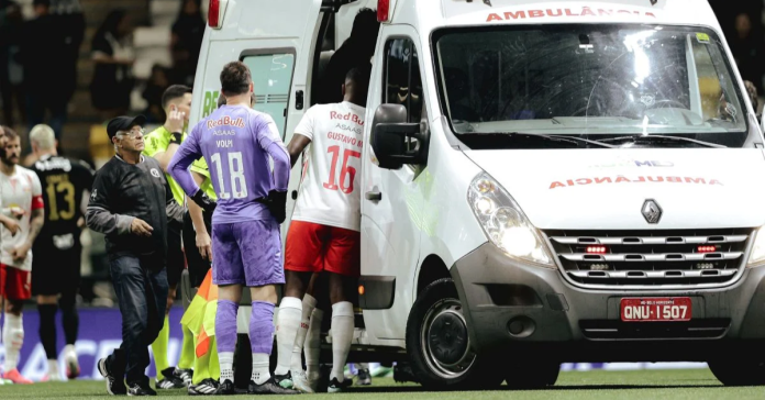 Zagueiro do Bragantino recebe alta após choque de cabeça em jogo da Série A