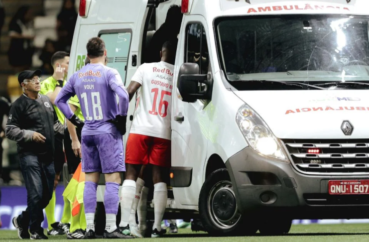 Zagueiro do Bragantino recebe alta após choque de cabeça em jogo da Série A