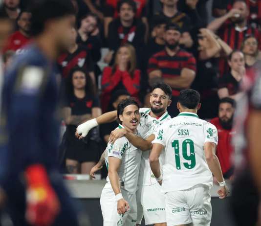 Palmeiras vence o Athletico e assume a ponta do Brasileirão