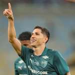 Com hat-trick de Savarino, Fluminense goleia o Coritiba no Rio
