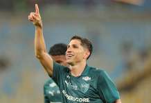 Com hat-trick de Savarino, Fluminense goleia o Coritiba no Rio