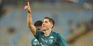 Com hat-trick de Savarino, Fluminense goleia o Coritiba no Rio