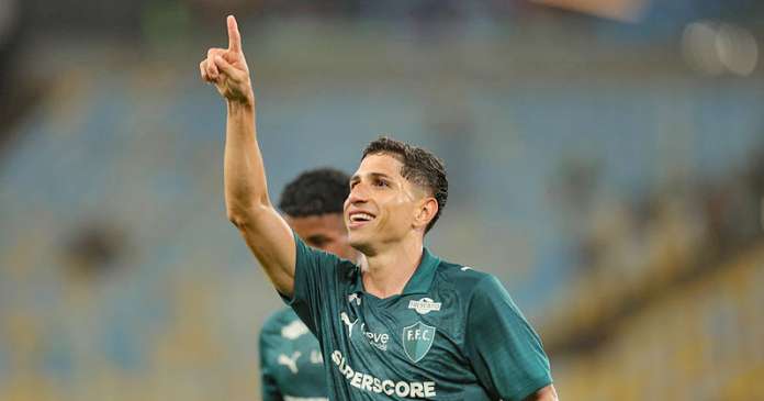 Com hat-trick de Savarino, Fluminense goleia o Coritiba no Rio